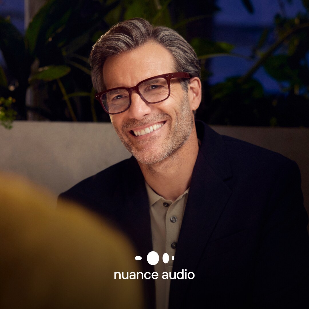 Hombre con gafas rojas Nuance